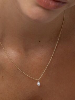 Minimal Gold Chain Necklace with Single White Pearl